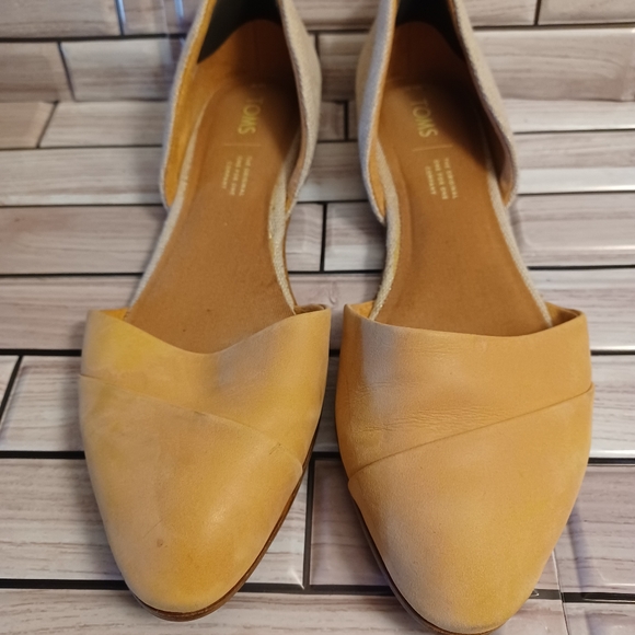 Tom's women's slip-on ship slippers size 8 and color. - Picture 2 of 8